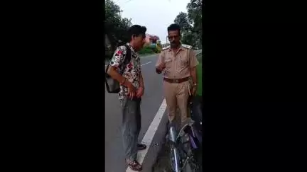 नाहन: शंभूवाला में ट्रैफिक पुलिस ने बिना नंबर प्लेट वाली बाइक पर चल रहे युवक को पकड़ने में सफलता हासिल की