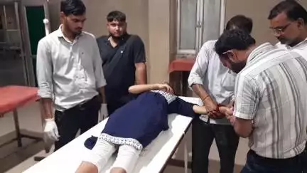 मैनपुरी: भोगांव क्षेत्र में अनियंत्रित होकर बाइक फिसलने से भाई-बहन घायल, जिला अस्पताल में उपचार जारी