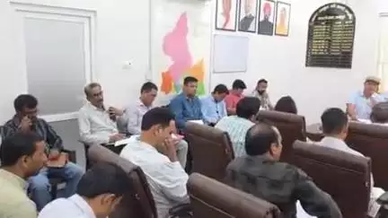 रुद्रपुर: मानसून को देखते हुए रुद्रपुर के मेयर विकास शर्मा ने MNA के कार्यालय में अधिकारियों के साथ की बैठक