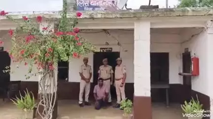 जालौर: जालौर के नौसरा पुलिस ने अवैध बजरी से भरे ट्रैक्टर-ट्रॉली को किया जब्त, एक आरोपी गिरफ्तार