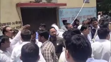 मिर्ज़ापुर: सदर तहसील में राजस्व निरीक्षक और वकील के बीच हुई हाथापाई, दोनों पक्षों ने एक-दूसरे पर लगाया मारपीट का आरोप, वीडियो वायरल