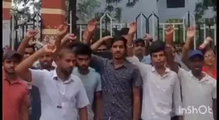 वारिसलीगंज: वारिसलीगंज के एसएन सिन्हा महाविद्यालय में छात्रों ने फीस बढ़ोतरी के विरोध में जमकर प्रदर्शन किया