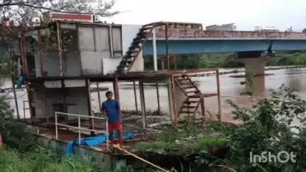 पालघर: मासवण येथे सूर्य नदीवरील पुलाखाली अडकलेल्या बोटीला एनडीआरएफ पथकाने सुखरूपर काढले नदीपत्रातून बाहेर