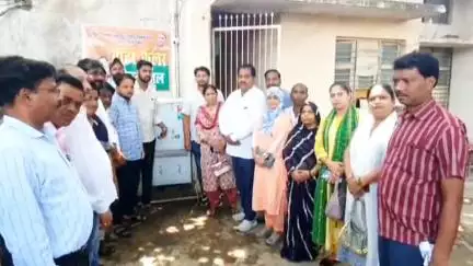 शिकोहाबाद: ठंडे पेयजल के लिए शिकोहाबाद विद्युत कार्यालय में नगर पालिका ने लगवाया वाटर कूलर