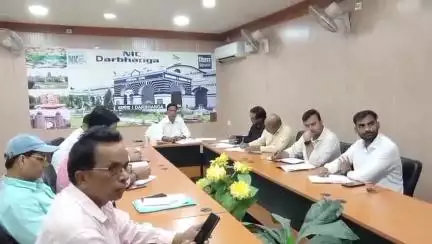 दरभंगा: जिलाधिकारी ने आयुष्मान कार्ड बनाने के लिए NIC कार्यालय से की वीडियो कांफ्रेंसिंग, दिए निर्देश