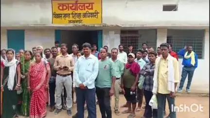 लखनपुर: लखनपुर विकासखंड के अंशकालीन सफाई कर्मचारियों ने दो सूत्रीय मांगों को लेकर हड़ताल शुरू की, BEO को सौंपा ज्ञापन