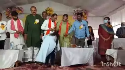 डौण्डीलोहारा: ग्राम घीना में आयोजित जिला स्तरीय शाला प्रवेशोत्सव में सांसद, जिला पंचायत अध्यक्ष, उपाध्यक्ष, कलेक्टर एवं अन्य शामिल हुए