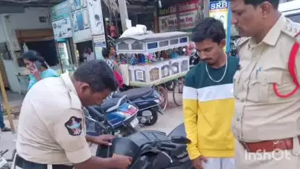 పూతలపట్టు: బంగారు పాల్యం మండల కేంద్రంలో ప్రెస్ పోలీస్ స్టిక్కర్లు వేసిన వారి పదిమందికి 20వేలు జరిమానా