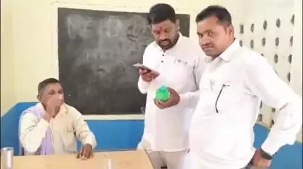 बालोद: स्प्राइट की बॉटल में शराब भरकर स्कूल पहुंचे प्रधान पाठक को BJP नेता ने पकड़ा, बोले- मैं तो रिटायर्ड हो चुका हूं