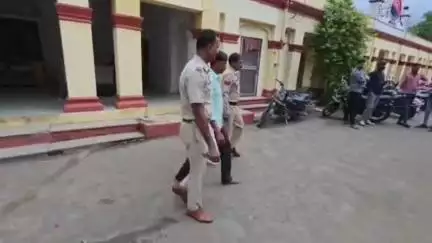 "बड़नगर पुलिस की बड़ी कार्रवाई: 6.43 लाख की अवैध शराब के साथ तूफान गाड़ी जब्त, एक आरोपी गिरफ्तार, दूसरा फरार"
