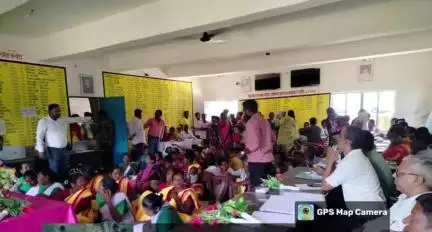 पाकरटांड: पाकरटांड के कैरबेड़ा में धरती आबा जनजातीय ग्राम उत्कर्ष अभियान के तहत शिविर का आयोजन