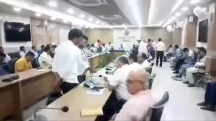 देवसर: बरगवां निवासी एक व्यक्ति ने पत्नी से हुए विवाद व अन्य मामलों को लेकर कलेक्टर से की शिकायत