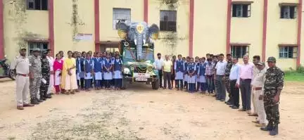 फरसाबहार: तपकरा के आत्मानंद स्कूल में पहुंची वन विभाग और आर आर टी टीम, बताए गए हाथी से बचने के उपाय