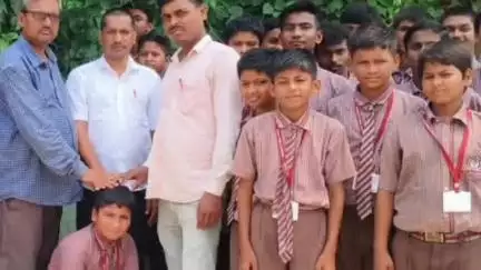 बेनीपुर अनुमंडल क्षेत्र के पकड़ी चौक स्थित आइडियल पब्लिक स्कूल के बच्चों ने अपने जन्मदिन पर किया वृक्षारोपण