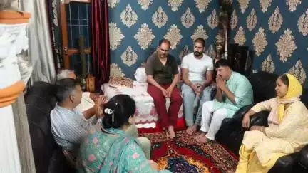 घुमारवीं: जर्मनी में लापता आर्यन चंदेल के घर पहुंचे मंत्री धर्मानी, परिवार को दिया भरोसा