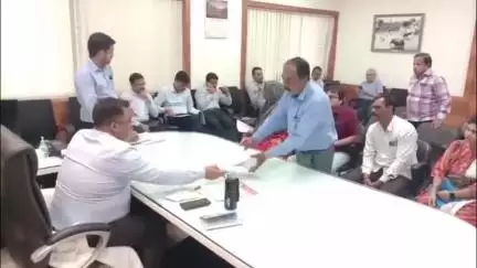 सांवेर: नगर निगम में आयोजित जनसुनवाई में जर्जर भवन की शिकायत लेकर पहुंचे कुछ लोग, कमिश्नर को समस्याओं से कराया अवगत