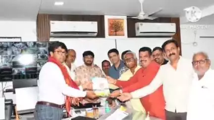 हिंगोली: जिल्हाधिकारी कार्यालय येथे व्यापारी महासंघाच्या वतीने जिल्हाधिकाऱ्यांना विकास आराखड्यावरील पुस्तक भेट