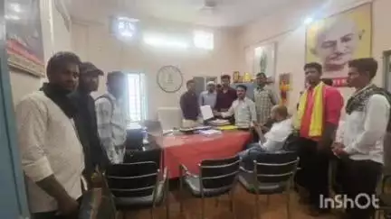 नगरी: आडमुड़ा प्राथमिक शाला को बालक आश्रम में मर्ज करने का विरोध, ग्रामीणों ने बीईओ नगरी को सौंपा ज्ञापन