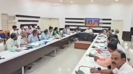 हरिद्वार: डीएम मयूर दीक्षित ने रोशनाबाद मुख्यालय में जल जीवन मिशन की ली बैठक, प्रोग्रेस रिपोर्ट न देने पर दी वेतन रोकने की चेतावनी