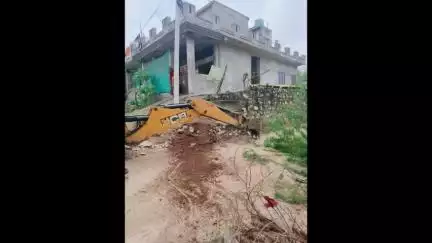 सवाई माधोपुर: आलनपुर में किए गए पक्के अतिक्रमण को जेसीबी से किया गया ध्वस्त, मौके पर प्रशासनिक अधिकारी रहे मौजूद