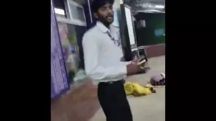 रतलाम नगर: पश्चिम रेलवे रतलाम स्टेशन पर टीसी का वीडियो वायरल, यात्री ने रिश्वत लेने का आरोप लगाया