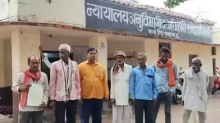 खुरई: असोली घाट में शासकीय योजनाओं का लाभ दिलाने के नाम ग्रामीणों से ठगी करने का आरोप, SDM से की गई शिकायत