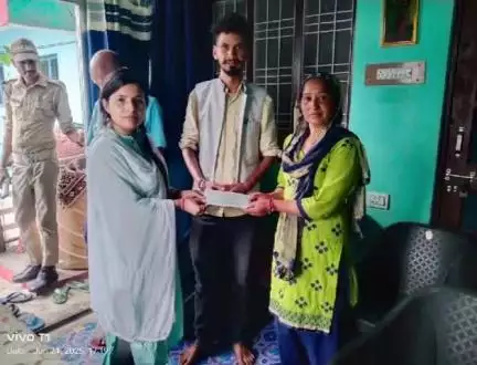 चमोली: अतिवृष्टि से प्रभावित ग्राम पाडुली में तहसील प्रशासन ने दो परिवारों को तत्काल राहत सामग्री प्रदान की