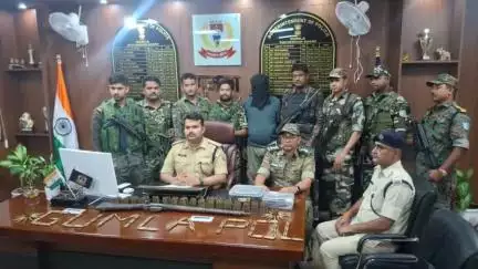 #gumlapolice ने प्रतिबंधित JJMP उग्रवादी संगठन का 5 लाख इनामी फिरोज अंसारी को गिरफ्तार किया।