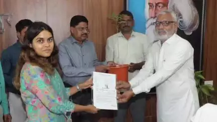 शाजापुर: शाजापुर में सेवानिवृत्त शासकीय सेवकों के लिए अभिनव पहल, कलेक्टर ने पौधे वितरित किए
