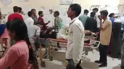 सीतापुर: सफीपुर ग्राम पंचायत के पास तेज रफ्तार मोटरसाइकिल अनियंत्रित होकर सड़क पर पलटी, एक व्यक्ति हुआ घायल