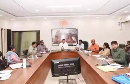 कवर्धा: कलेक्टर गोपाल वर्मा ने जिला सभाकक्ष में जिला स्तरीय समीक्षा बैठक की, अधिकारियों को दिए निर्देश