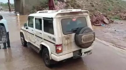 पन्ना: रेलवे अंडरब्रिज बना आफत: साकरिया-ककरेहटी मार्ग पर भरा पानी, जोखिम में डालकर आवागमन कर रहे लोग