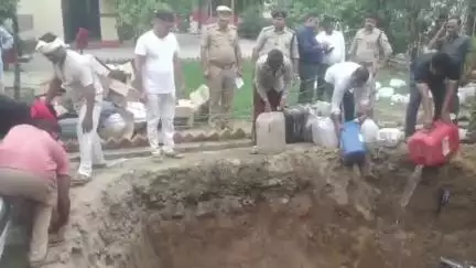 कैराना: कैराना कोतवाली में 90 मुकदमों में भारी मात्रा में जब्त की गई शराब को कमेटी ने कराया नष्ट