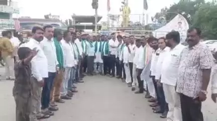 ఆర్మూర్: రైతు భరోసా నిధులు విడుదల చేసినందుకు ఆర్మూర్ అంబేద్కర్ చౌరస్తాలో సంబరాలు నిర్వహించిన కాంగ్రెస్ నాయకులు