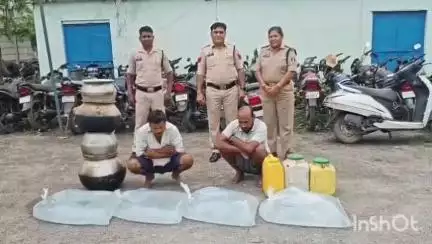 रायगढ़: कोतरारोड़ पुलिस ने दो बड़ी शराब रेड में दो आरोपियों को गिरफ्तार किया, 250 लीटर महुआ शराब व सामग्री की गई ज़ब्त