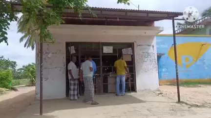 நாட்றாம்பள்ளி: வீரகமோடு பகுதியில் செயல்பட்டு வரும் மதுபான கடையில் மூதாட்டி ஒருவருக்கு மொத்தமாக மது பாட்டில்கள் விற்பனை செய்த வீடியோ வைரல்