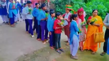 रानीगंज: ग्रीष्म अवकाश समाप्त होने के बाद आदर्श मध्य विद्यालय गीतवास के बच्चों को गुलदस्ता देकर शिक्षकों ने किया स्वागत
