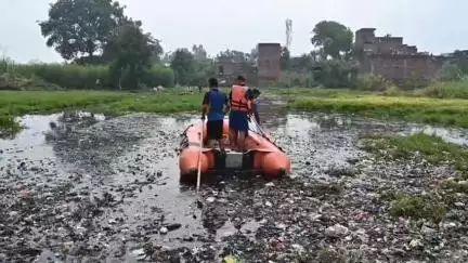 मुज़फ्फरनगर: नाले में बहे बच्चे का नहीं मिला कोई सुराग, तीन दिन से जारी तलाश, तालाब से पानी निकालने के लिए लगाए पंप, 25 मजदूर लगे