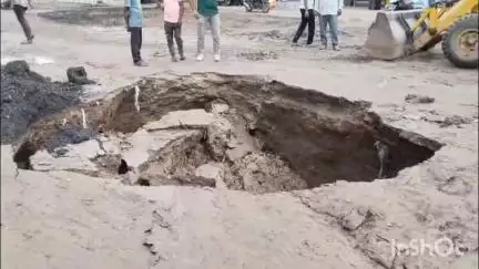 ઘાટલોડિયા: વસ્ત્રાલમાં રસ્તા વચ્ચે પડ્યો ભૂવો લોકોને હાલાકી#Jansamasya
