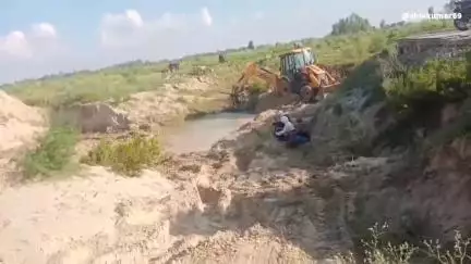 केंद्रीय राज्यमंत्री के निर्देश,किसान नेता देवस्वरूप पटेल की पहल पर बाढ़ से कटे हुए मार्गों की शुरु हुआ मरम्मत कार्य।