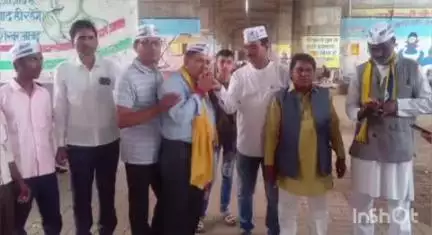 रॉबर्ट्सगंज: रॉबर्ट्सगंज के स्वर्ण जयंती चौराहे पर आम आदमी पार्टी ने मनाया जीत का जश्न