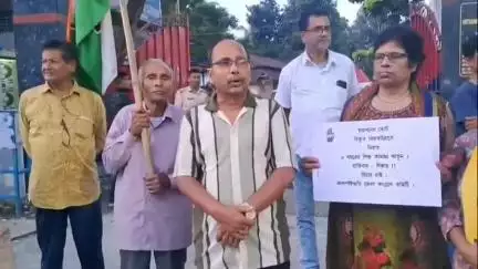 জলপাইগুড়ি: ভোট উল্লাসে মৃত্যু হল এক শিশুর কন্যার, প্রতিবাদে কোতোয়ালি থানার সামনে বিক্ষোভ জলপাইগুড়ি জেলা কংগ্রেসের