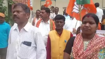 हेमंत सोरेन सरकार के नाकामी के विरोध में भाजपा रायडीह मंडल का प्रखंड परिसर में आक्रोश प्रर्दशन कार्यक्रम । भाजपा नेताओं ने हेमंत सोरेन को चेताया ।