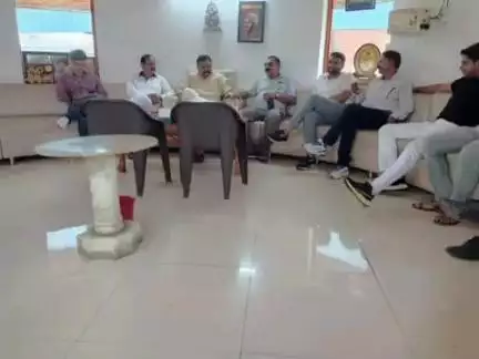 जसपुर: विधायक आदेश चौहान ने ग्राम निवार मंडी स्थित अपने आवास पर कांग्रेसी कार्यकर्ताओं के साथ की बैठक