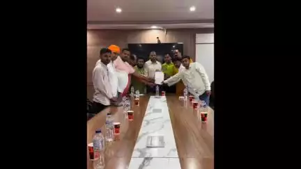 अमेठी: कोका-कोला फैक्ट्री में कम मानदेय पर युवाओं में रोष, अमेठी के कांग्रेस कार्यकर्ताओं ने उठाई आवाज