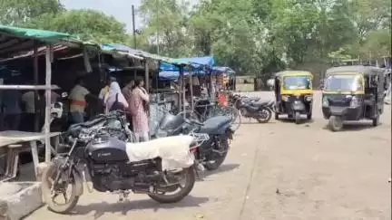 चांपा: चांपा नगर के बस स्टैंड से यात्रियों को हो रही परेशानी, बस स्टैंड में यात्रियों को बैठना पड़ रहा महंगा#jansamasya
