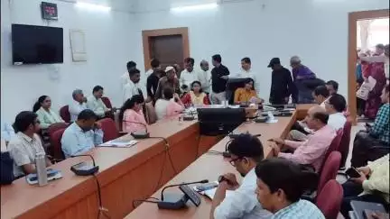 सिवनी: कलेक्ट्रेट सभा कक्ष में जिला स्तरीय जनसुनवाई में 191 आवेदन प्राप्त हुए