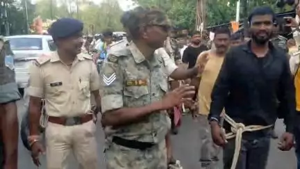 धनबाद/केंदुआडीह: अपराधियों का मनोबल तोड़ने के लिए, गिरफ्तार अपराधियों को सदर अस्पताल से जेल तक पैदल परेड कराया गया