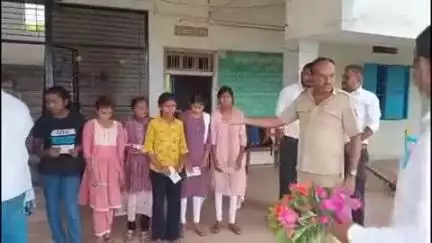 वाशिम: पिपळा येथे एसटी महामंडळाच्या पास तुमच्या शाळेत अभियानांतर्गत पासचे विद्यार्थ्यांना वाटप