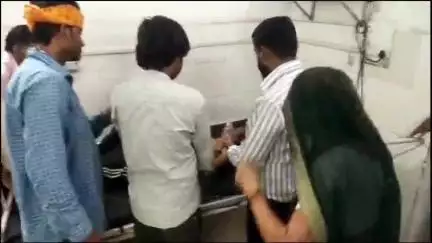 इटावा: बकेवर इलाके में 13 वर्षीय किशोर ने संदिग्ध परिस्थितियों में फांसी लगाई, गंभीर हालत में सैफ़ई पीजीआई किया रैफर